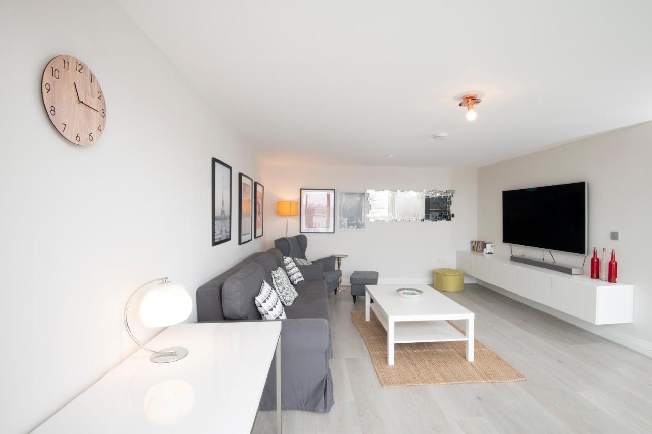 Spacious Apartment With Parking Space, Close To Heathrow, Elizabeth Line And Windsor Maidenhead Exterior photo